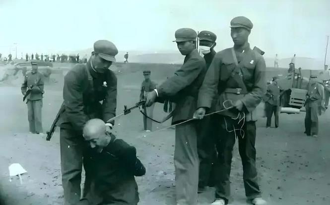 1950年，解放军剿匪追到了尼姑庵，在尼姑庵搜了一遍后，并未发现土匪，一个战士忽