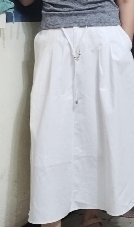 昨天，服务员搭配了以下1.一条白底黑花长裙子，老公闺女都说好看，但我感觉她是