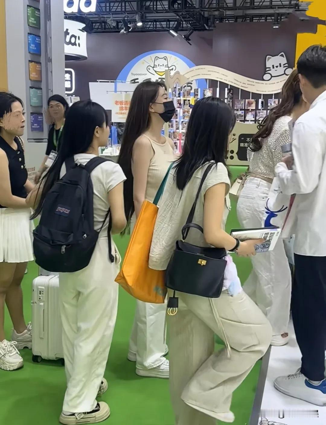 晓明哥前女友叶珂现身上海亚宠展，她带着助理和几个好友，看起来人很活跃。她长发齐