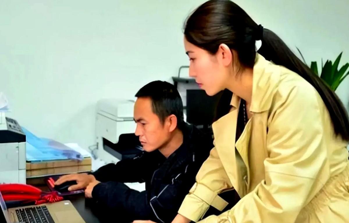 经过层层选拔，女儿终于迎来了正式上班的日子。她特意发信息叮嘱父母，如果有人问起