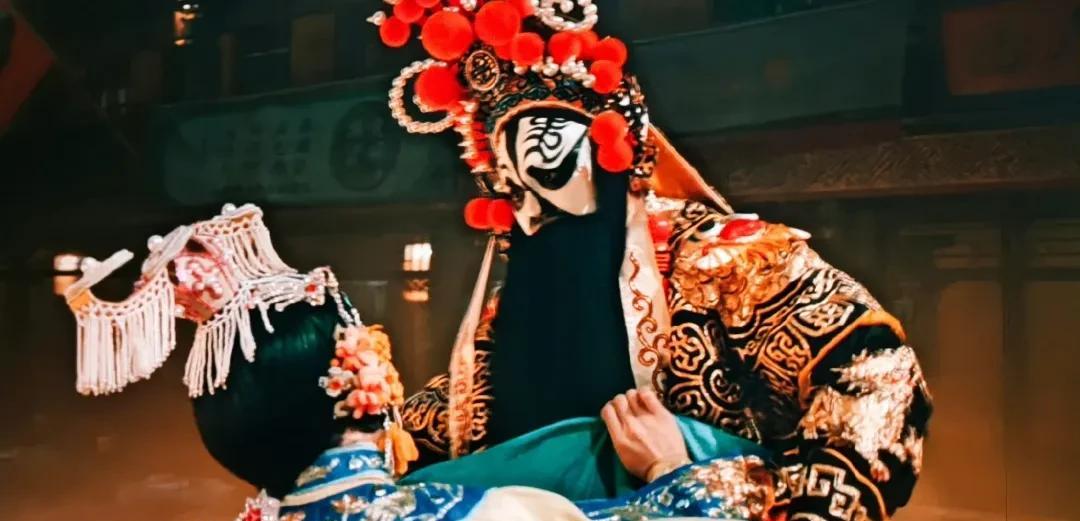 看陈佩斯《戏台》总能品咂出《霸王别姬》的味道，这种味道仅限于张国荣的虞姬和张丰毅