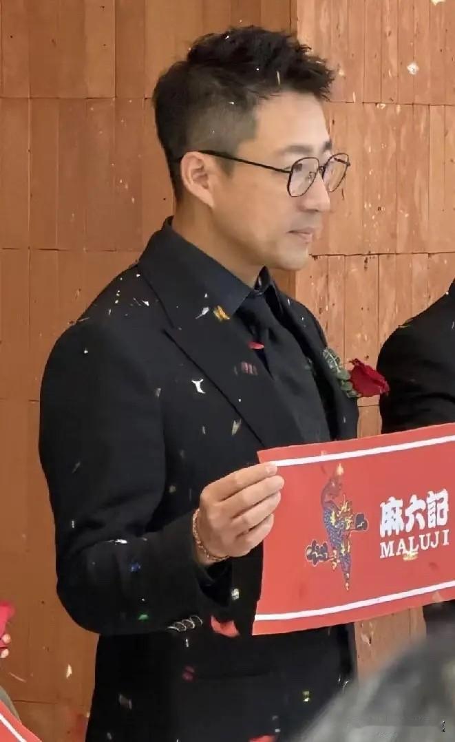 10月13日，厦门麻六记新店开业，小菲现身剪彩。他一身简约装扮，手执话筒，笑容温