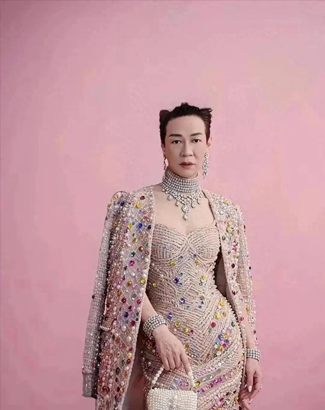 大家看过这样装扮的女人吗？也许我的欣赏水平太有限了，就是欣赏不出她有多美那？