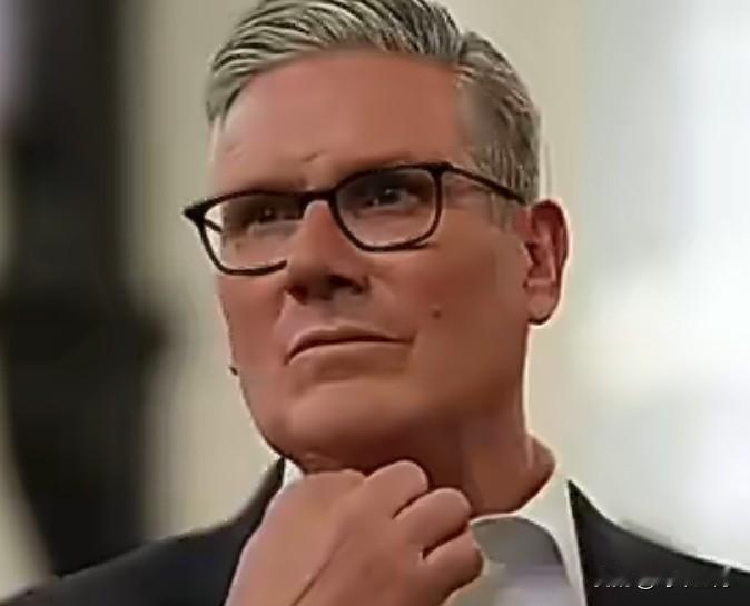 英国首相基尔·斯塔默惨败！其所在工党一夜失去1303个议会席位！工党100年