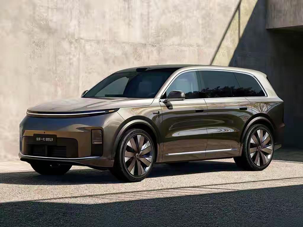 刚跟4S店的朋友聊完，他说现在进店看车的人，第一句话全变了。以前问“油耗多少”，