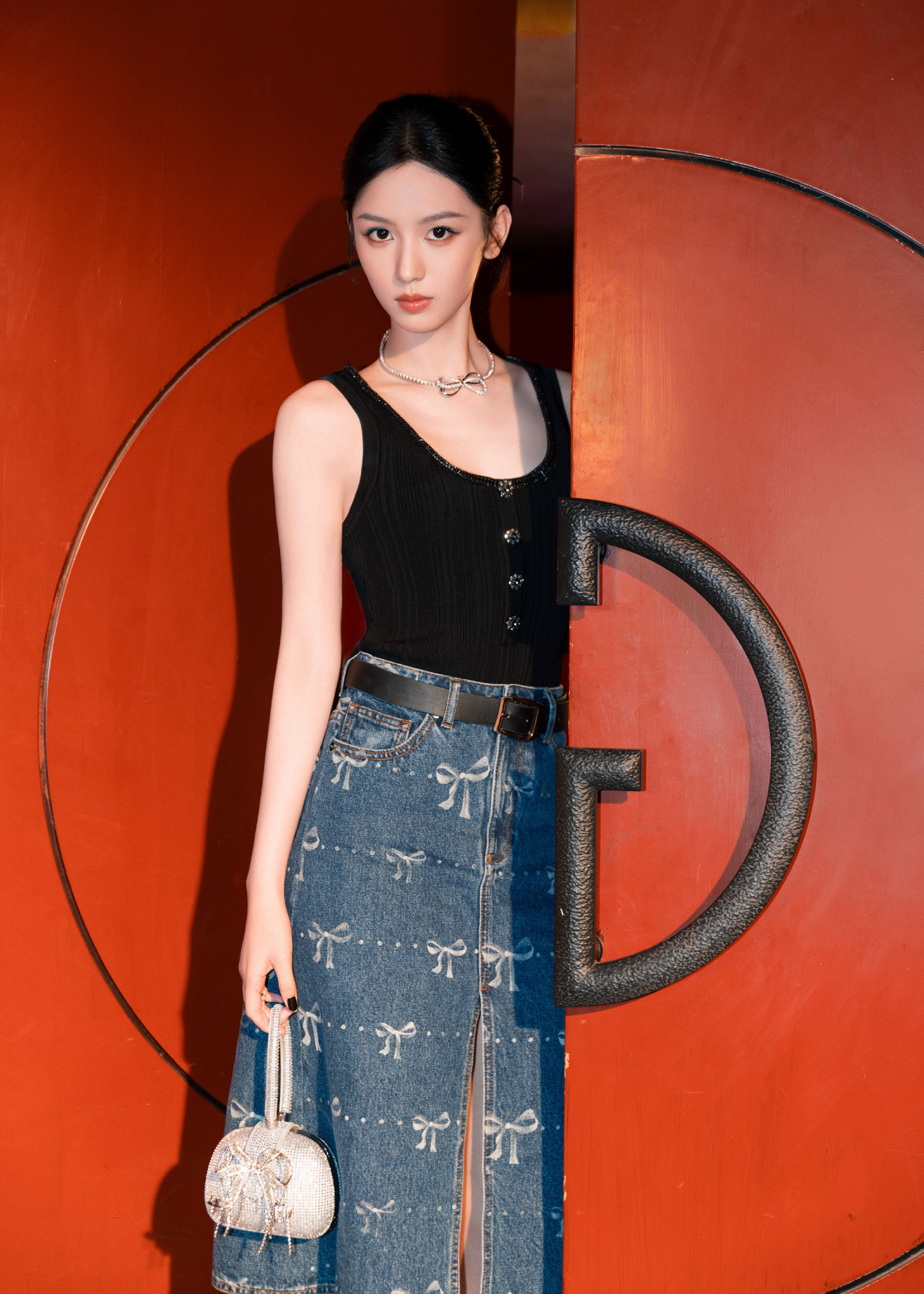 周也小姐姐，黑色吊带牛仔裙，精致又甜美。周也