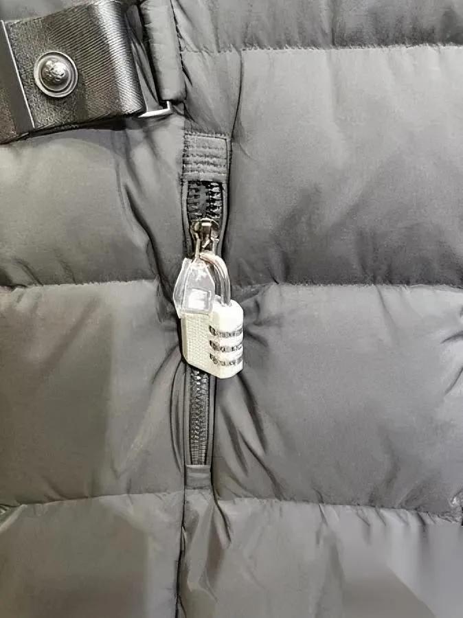 衣服带锁你见过吗？商家太狠了！为啥给羽绒服装密码锁？最近有服装店主被“穿过退”搞