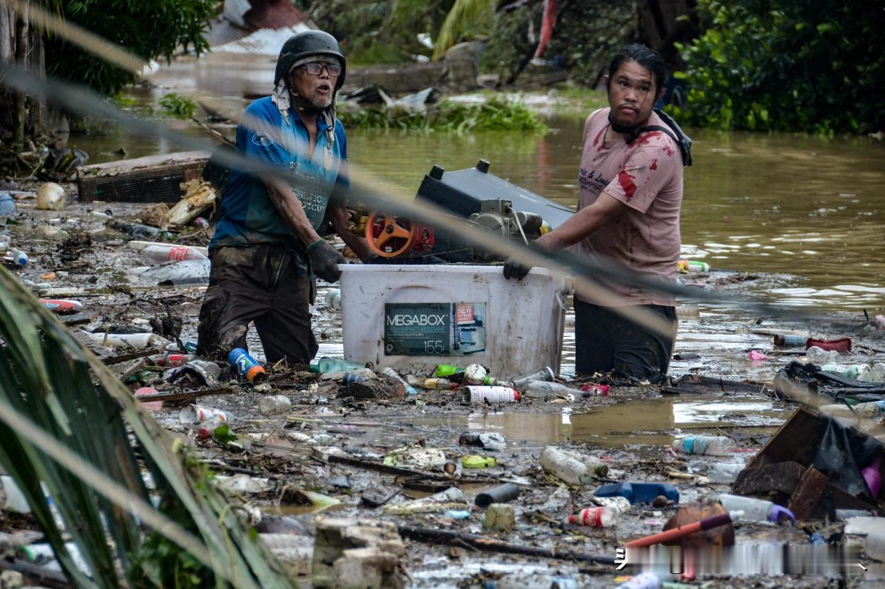 中国的“婉拒”才是最狠的“清算”！很多人以为，菲律宾140万灾民求援，中国“婉拒