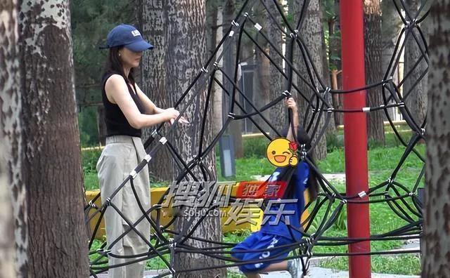 高圆圆公园陪女儿，温馨日常超圈粉近日，有媒体拍到高圆圆在阳光明媚的公园里陪