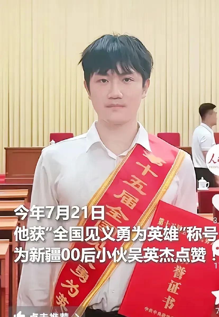 新疆巴郎子这一扑，人民日报都叫好！重庆地铁车厢里，谁也没有留意到那个低头坐着的