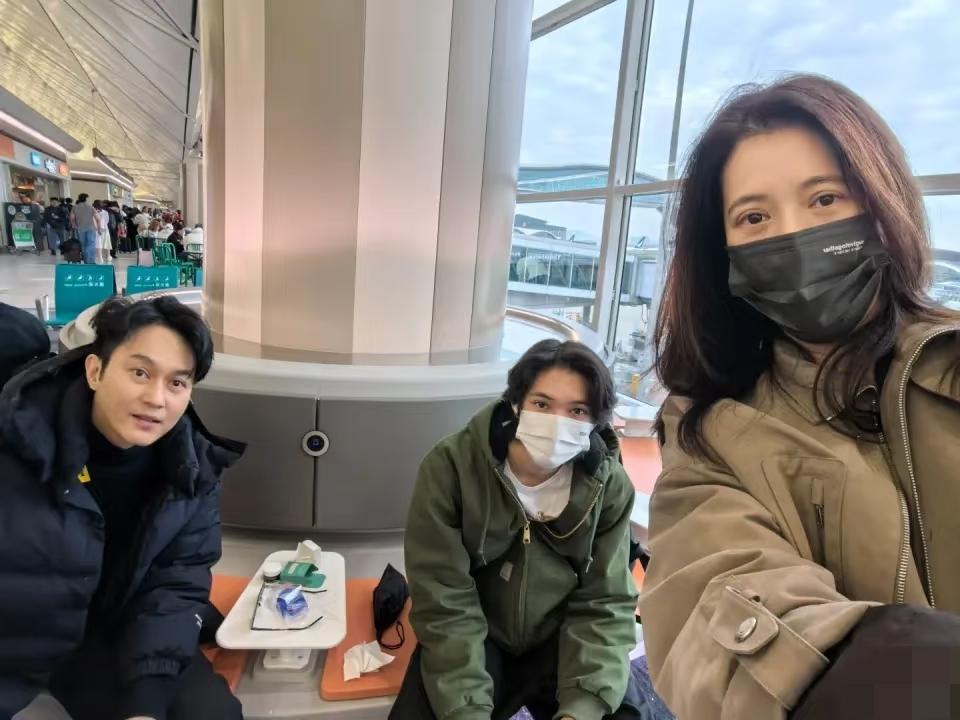 袁咏仪和张智霖一家三口旅行，儿子魔童即便戴着口罩，也难掩那遗传父母的优良基因，帅