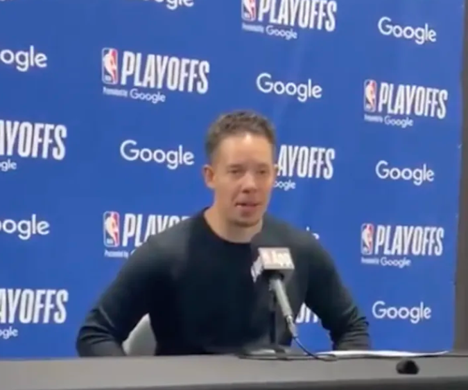 NBA季后赛，马刺120-108战胜开拓者。赛后马刺主帅米奇-约翰逊接受了记者