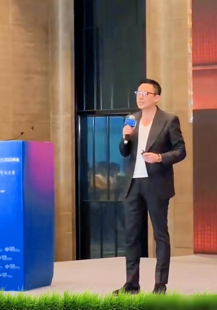 60多岁的张兰彻底心寒，儿子汪小菲竟拉着甩手近40年的亲爹，一起把枪口对准了她。