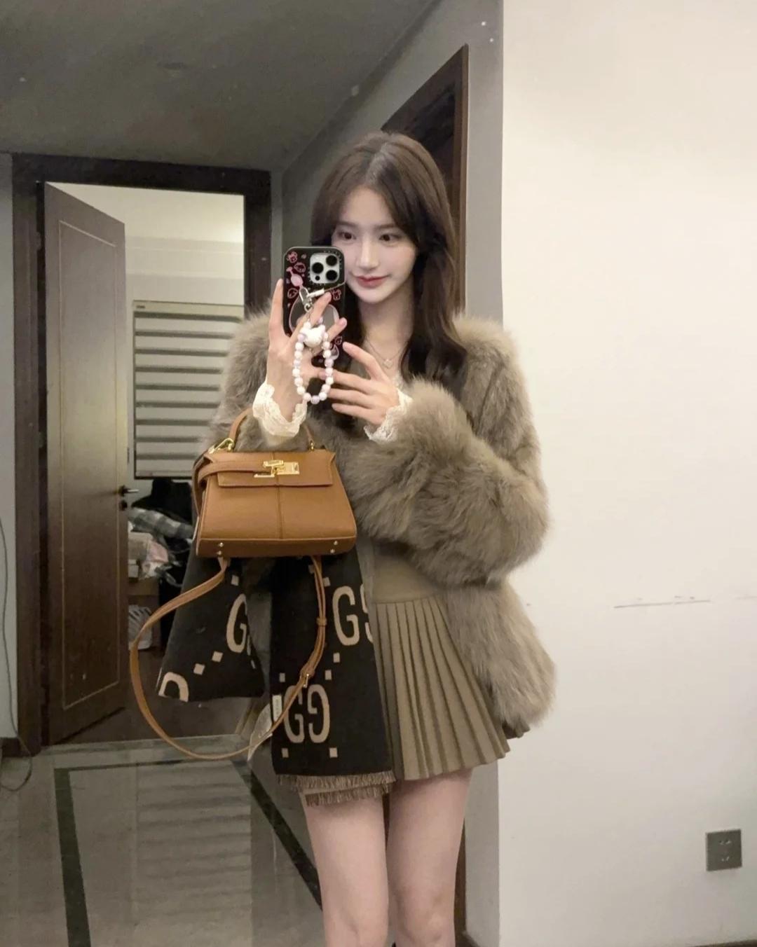 冬日穿搭指南：毛绒外套+百褶裙，温暖又时尚！🌟👗👠