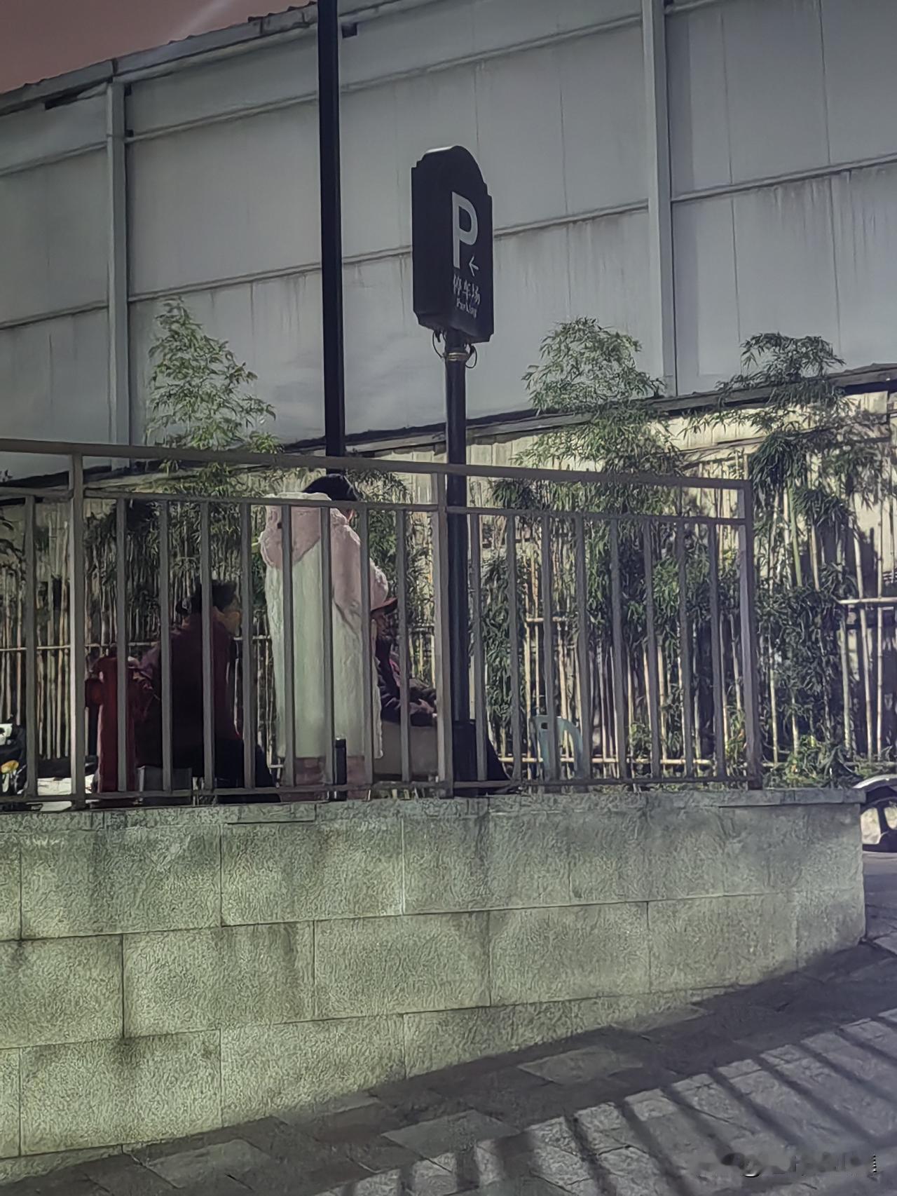 在我们小区一地下车库外，有这么一群人：他们五六十岁，女性居多。每看到一辆外卖车过