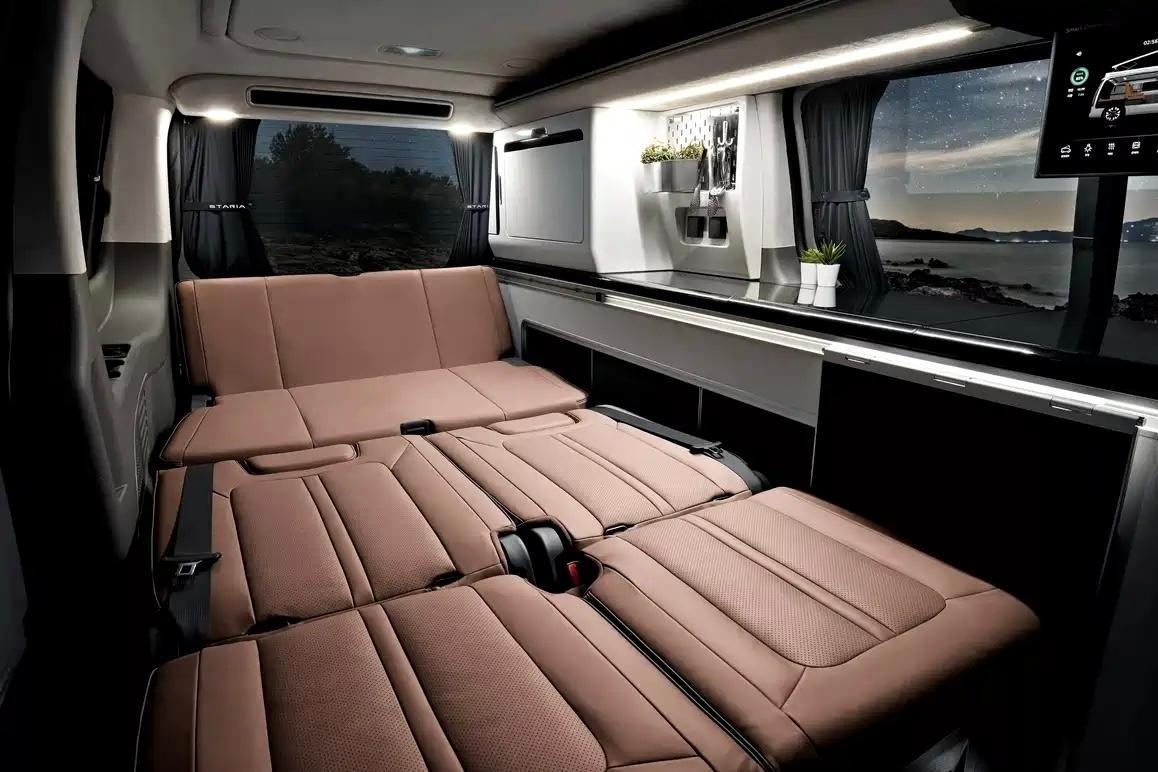 关于未来智能驾驶能力更强后车会变成什么样子，也是车企中长期研究的方向。更自由移动