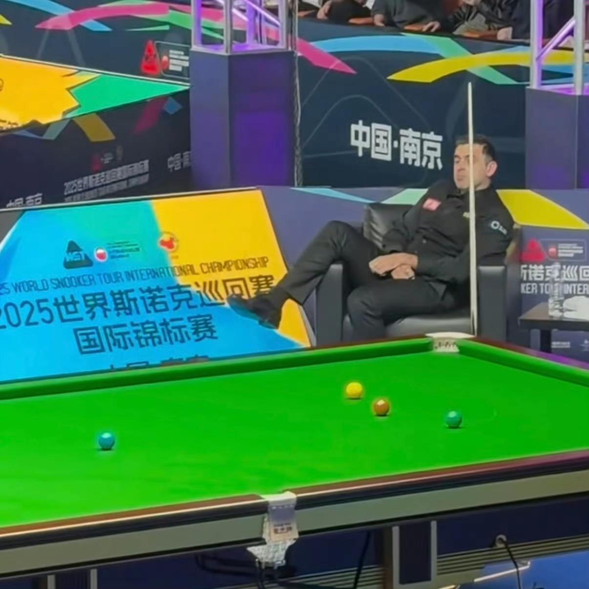 太可爱了吧，给摄影师加鸡腿！中场休息的奥沙利文，翘起火腿看隔壁桌比赛……