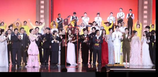 金鸡奖刚拿奖就翻车！抢C位、假哭被群嘲，她背后的靠山藏不住了。 2025年金