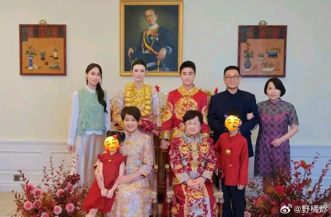 何超欣晒哥嫂全家福！奚梦瑶全身戴满了金饰，一双儿女红衣氛围感拉满​