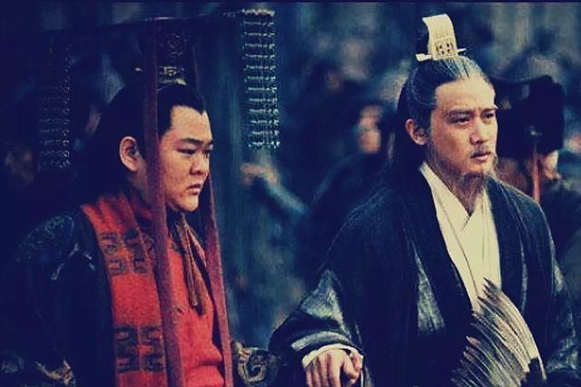 刘备死后，诸葛亮专权到了何等地步？刘禅说了8个字道破个中玄机刘备白帝城托孤时，