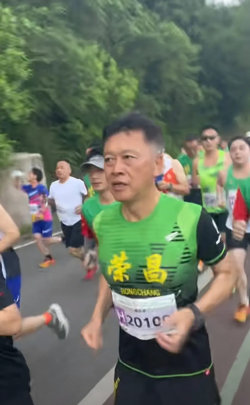 荣昌5·11半马跑结束。高书记成绩是1小时49分，以60岁的年纪拉爆了小年轻网红