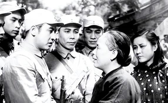 1988年农民朱海清在地里干农活，村长气喘吁吁跑来：“别干了，快回去，你家来了个