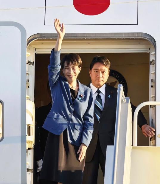 日本遭遇双杀！高市早苗又迎来噩耗。11月22日，日本当地媒体在报道中称，不仅