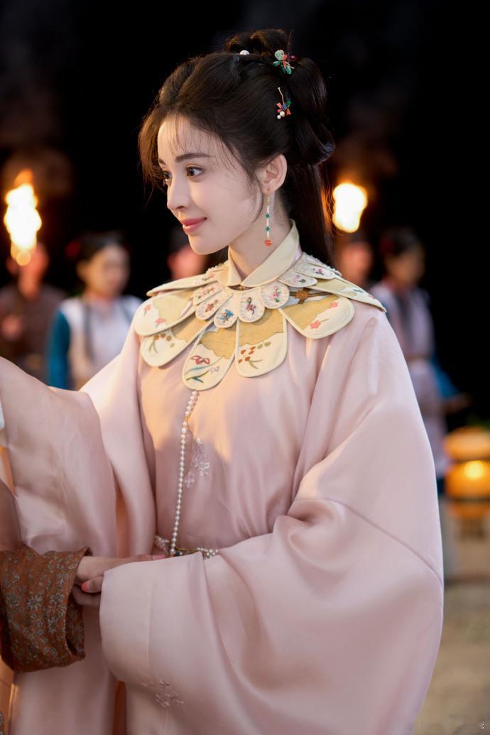 娜扎新剧看我不爽就看我爽天生茶骨的荣善宝太有魅力！能从茶叶里品出乾坤，更能在家