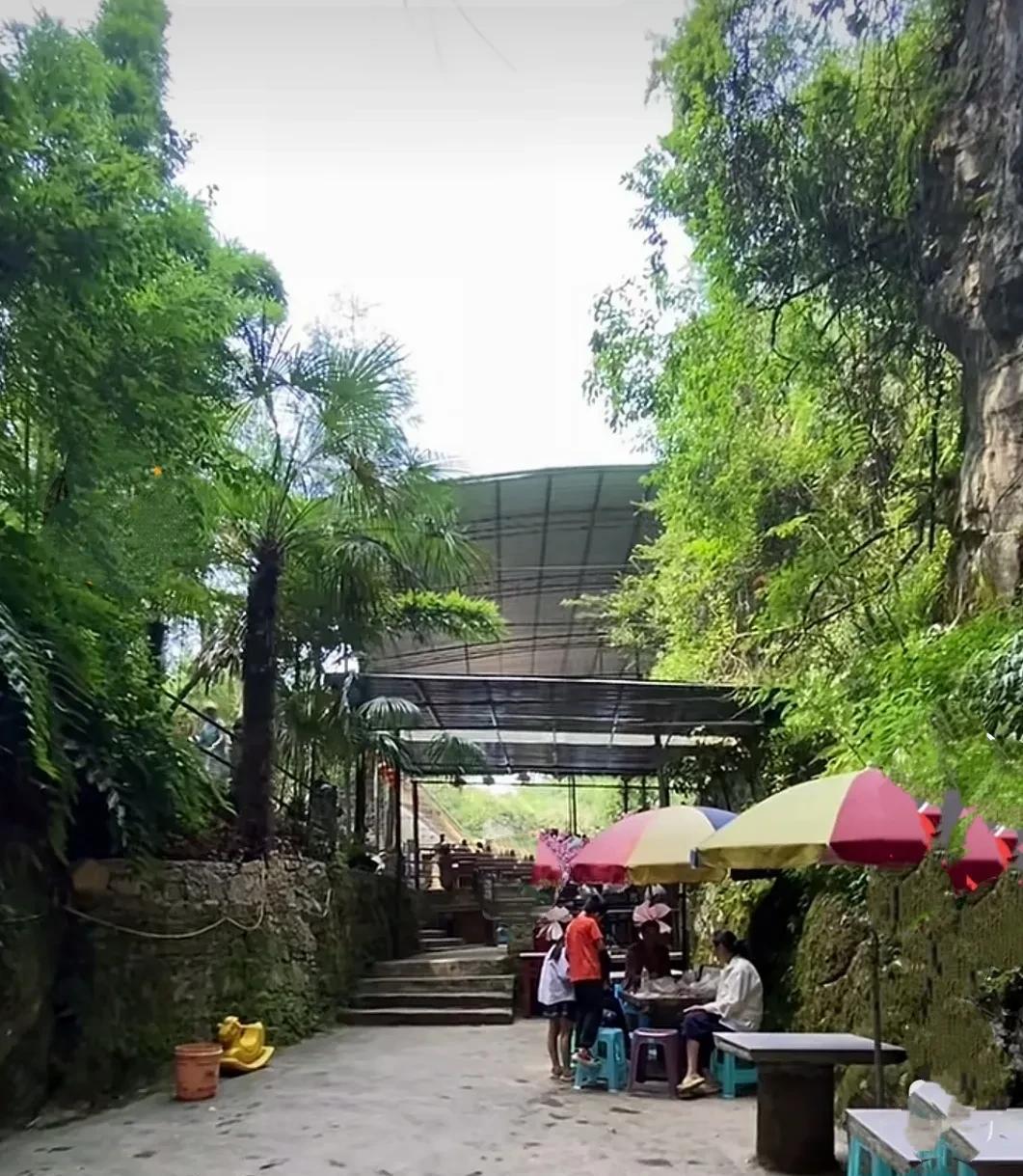 重庆主城气温高达40度。不少人都前往附近的避暑地避暑了。北碚金刀峡服务区7公里外