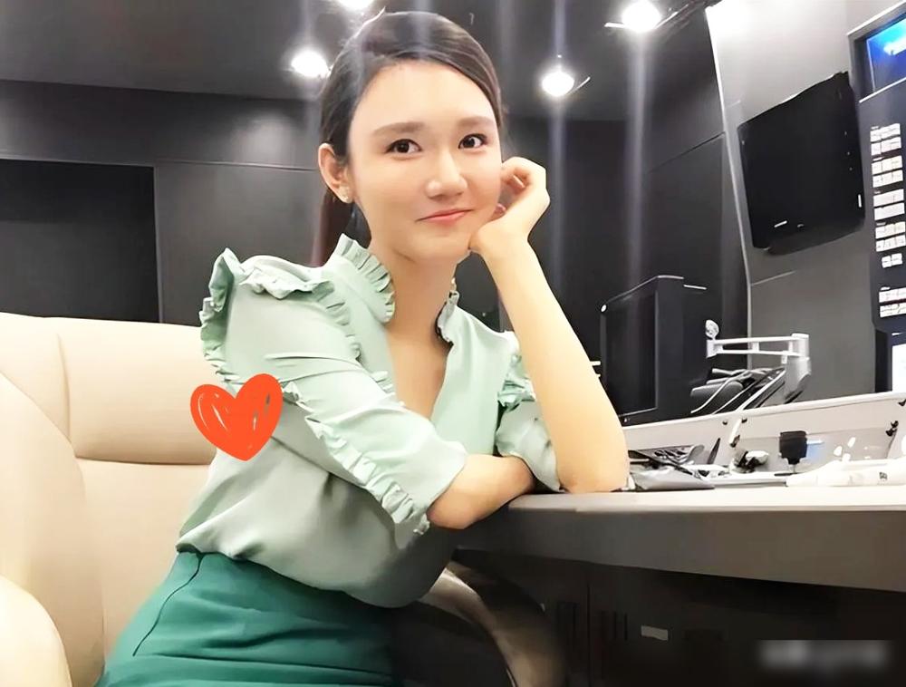 全网都说龙洋靠通天后台空降央视。纯属扯淡。你翻翻南京台的老带子，看看那个在冰天雪