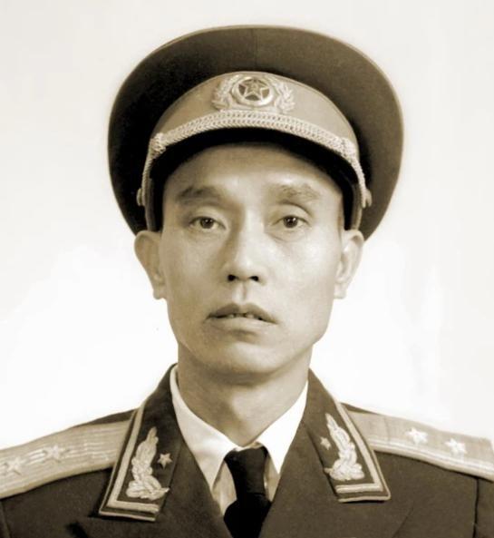 1947年，一名解放军师长，大腿根部受伤住院。这时，一19岁女护士来到他的病房，