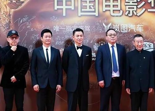 这张5人合照，我只认出了西装笔挺的吴京，目若朗星的刘德华，略显清瘦的李雪健，右二