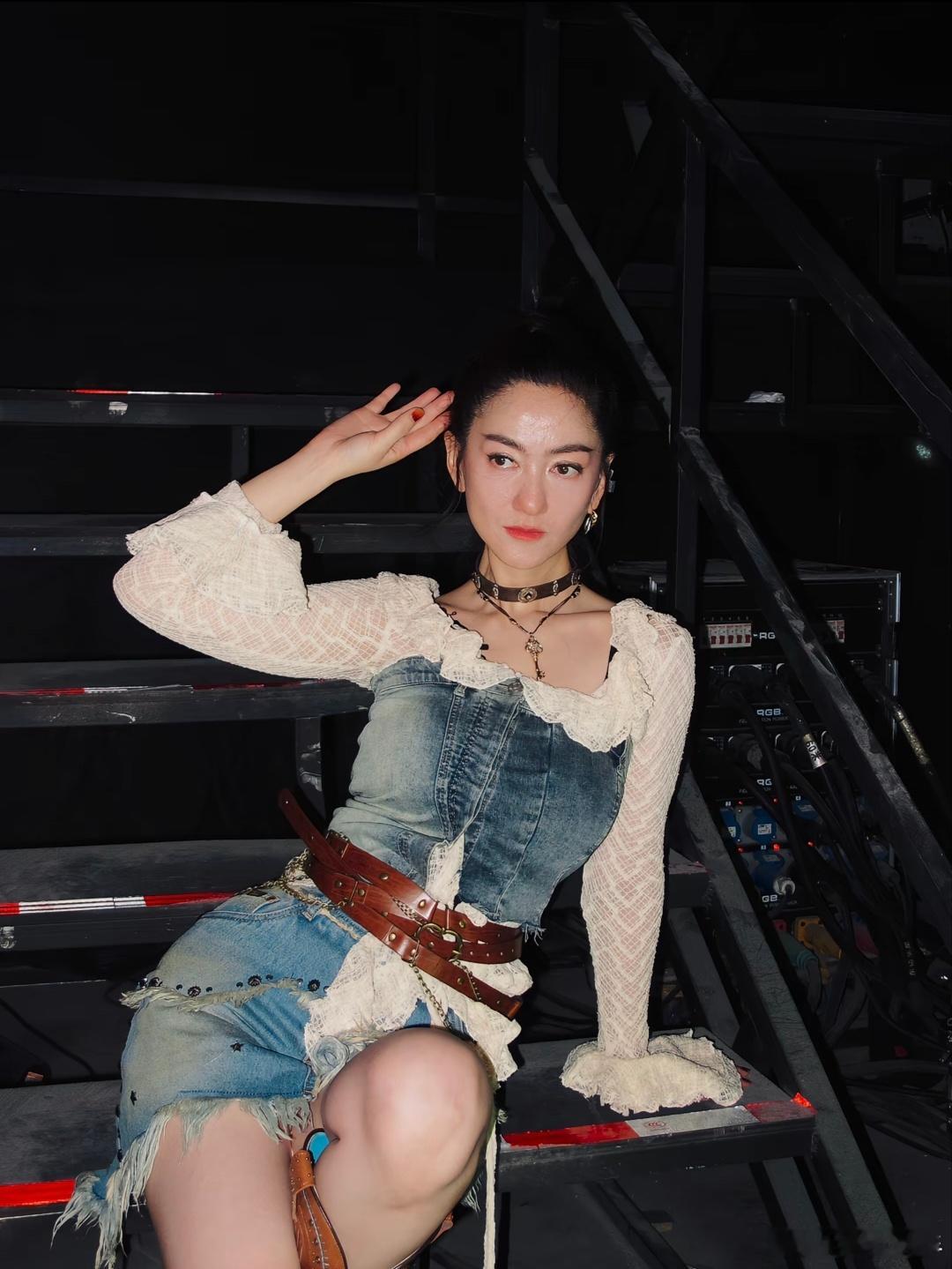 者来女漫展首秀者来女这个反差也太好笑了吧！顶着黑神话四妹又凶又飒的反派妆，结果缩