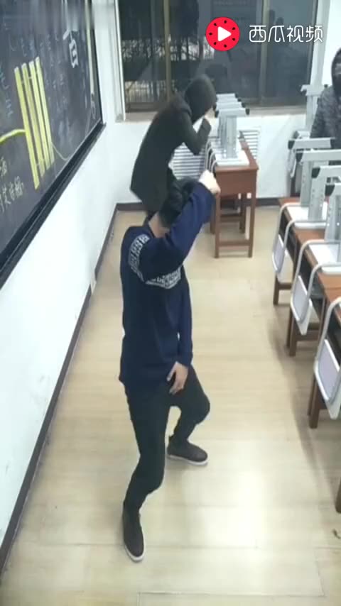 学生恶搞高中生视频,学生恶搞高中生视频大全