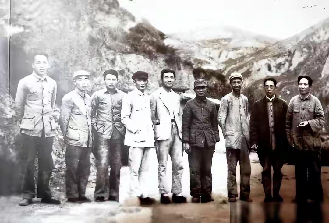 1940年延安杨家岭，毛主席与延安中央医院全体医护人员的合影。我打赌，认识三位以