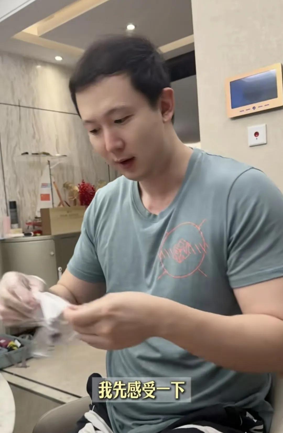 傅潇倩真的是太会撒娇了，让老公黄炎给自己剥虾，竟然需要出5000块对方才动手。本