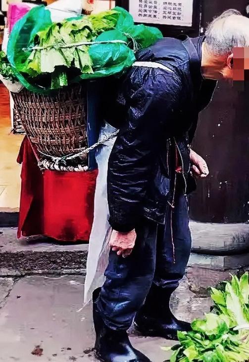 河南郑州，一68岁卖菜大爷在饭店躲雨，老板端上一碗牛肉，倒了二两白酒。雨停后