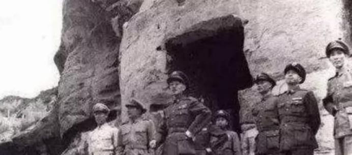 1947年8月的延安，黄土坡上飘着改编的《东方红》，“中国出了个蒋中正”的调子刚