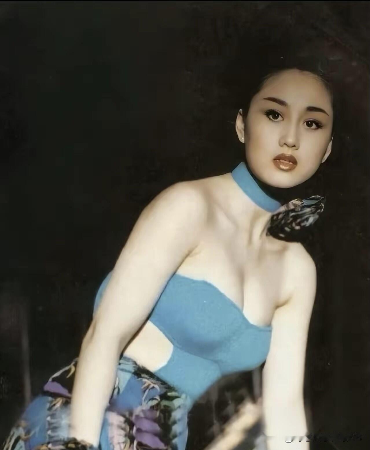 利智年轻时候第一眼给人的感觉就白，皮肤白净，要说她漂亮，那还算不上，颜值没有张曼