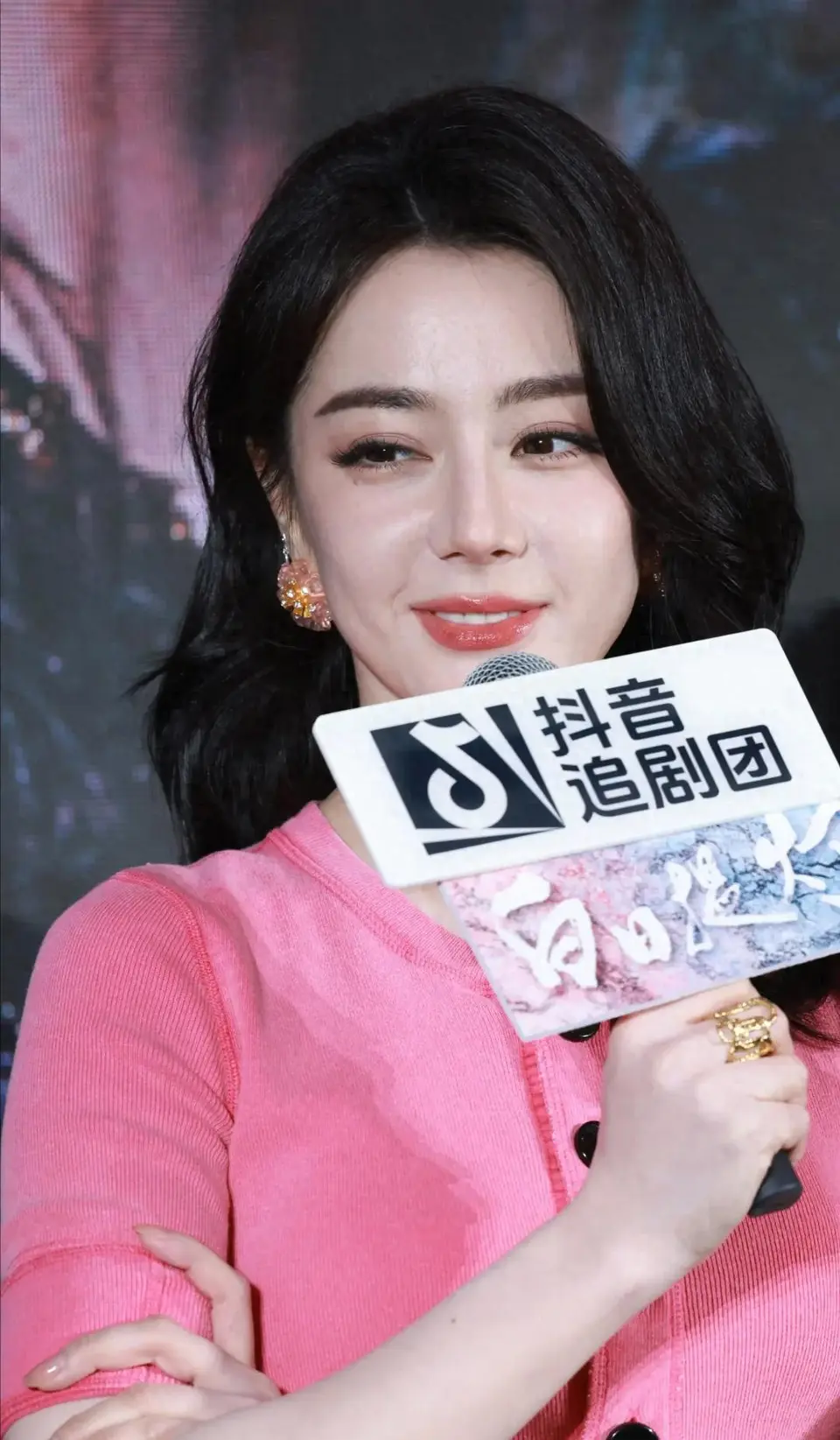 迪丽热巴现身上海！生图颜值引爆热议，浓颜美貌太能打