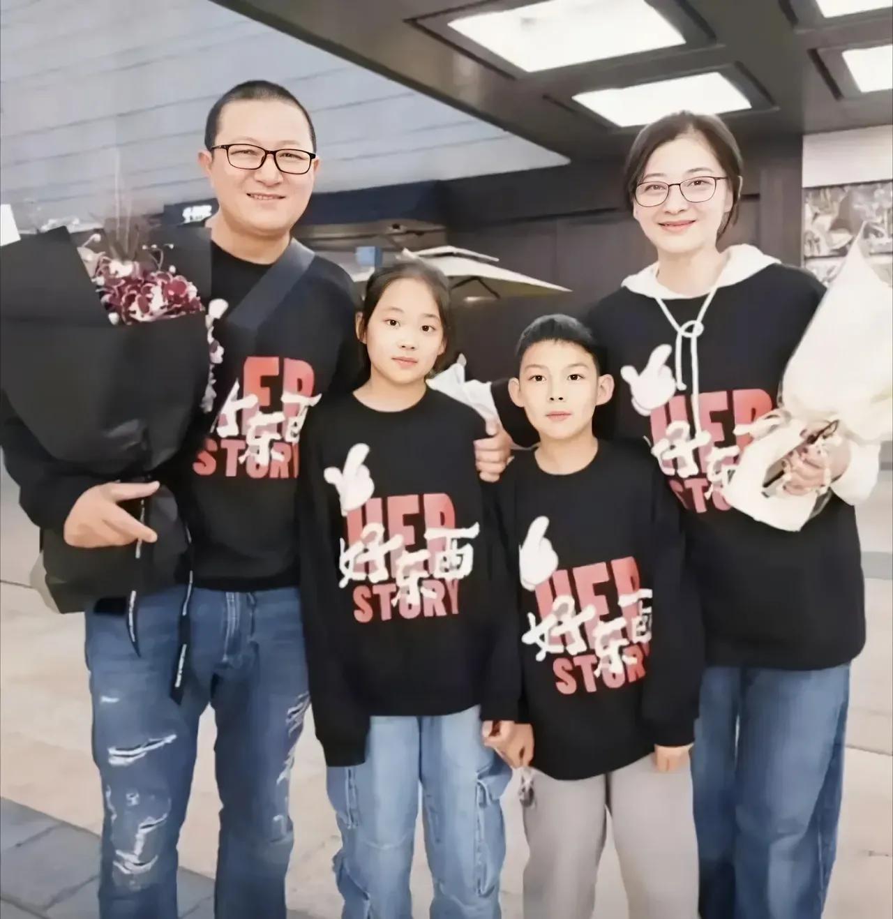 瞧这梅婷一家的全家福，温馨氛围都要溢出屏幕啦！50岁的梅婷保养超棒，状态绝佳，