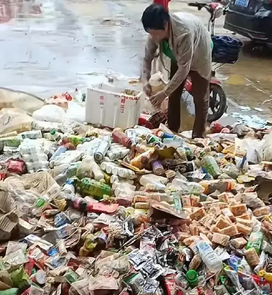 这几日，肇庆市怀集县由于遭遇百年难遇的洪水灾害登上了全国热搜。洪水过后，某零食店