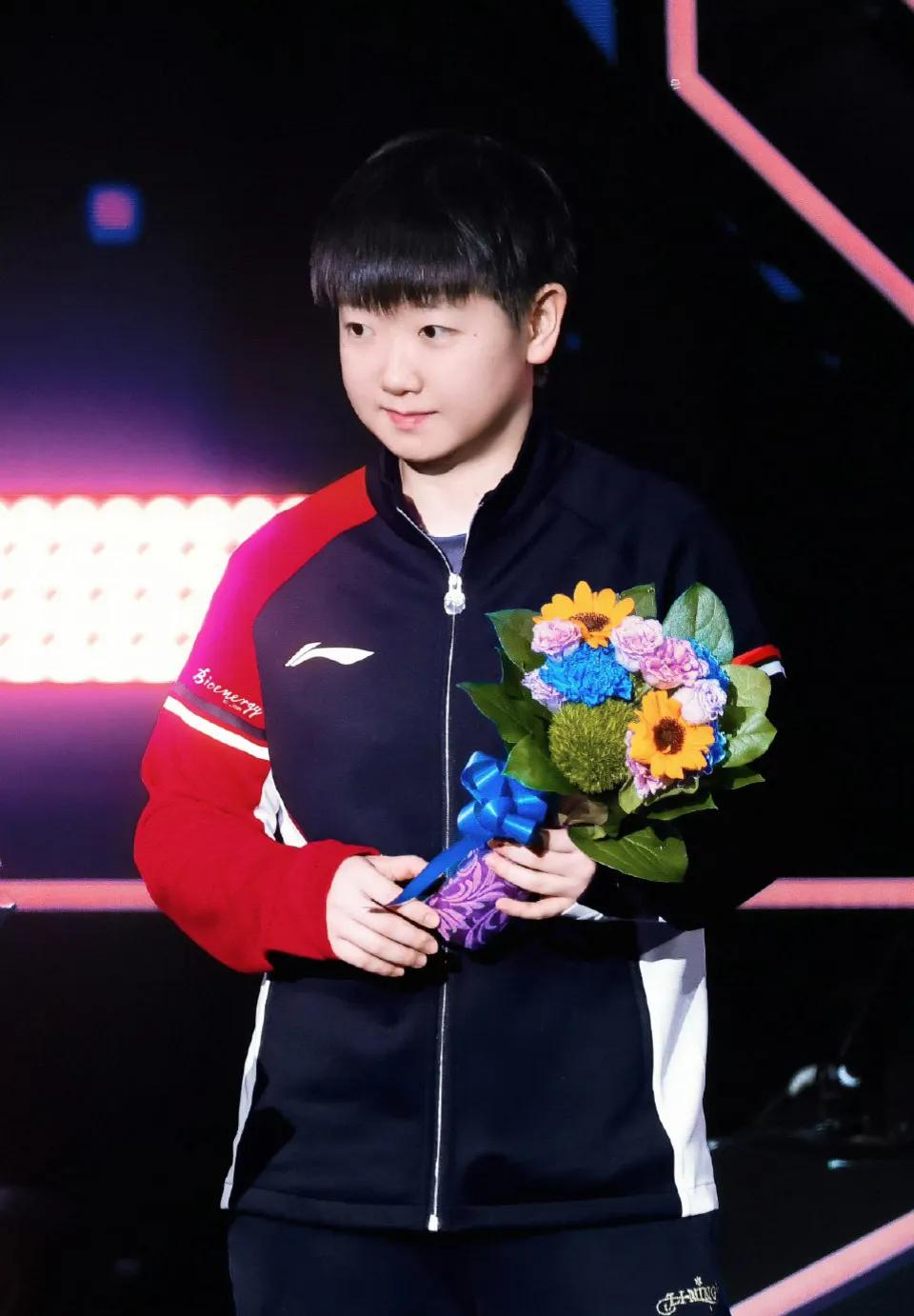 什么是超级明星？记者问孙颖莎：“你是不是超级明星？”莎莎笑了：“谈不上。”