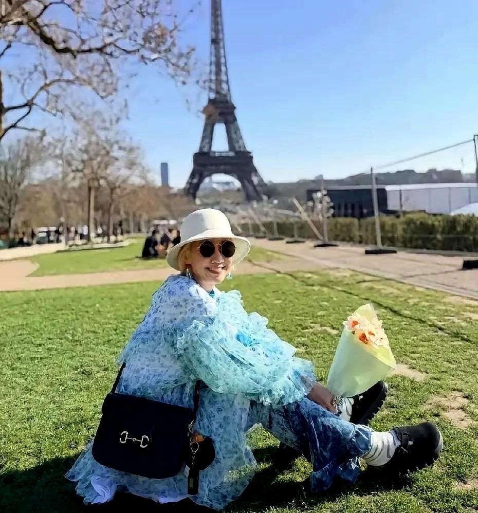 真有人觉得陈汉典和Lulu新婚蜜月穿得像路人，毫无默契？一张巴黎街拍里，Lu