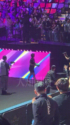 大迪打完美和后，给现场喜欢她的球迷们送毛巾。特别搞笑的是，毛巾太轻，差点没送出去