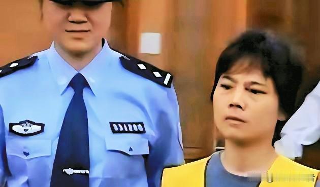 2006年3月7日，慈溪的气温还带着初春的寒意，退休女校长缪女士手里的手电筒光柱