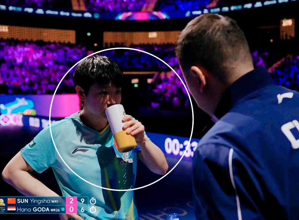 孙颖莎真是去换衣服的吗？其实不一定！你看一个细节，每次局间的时候，孙颖