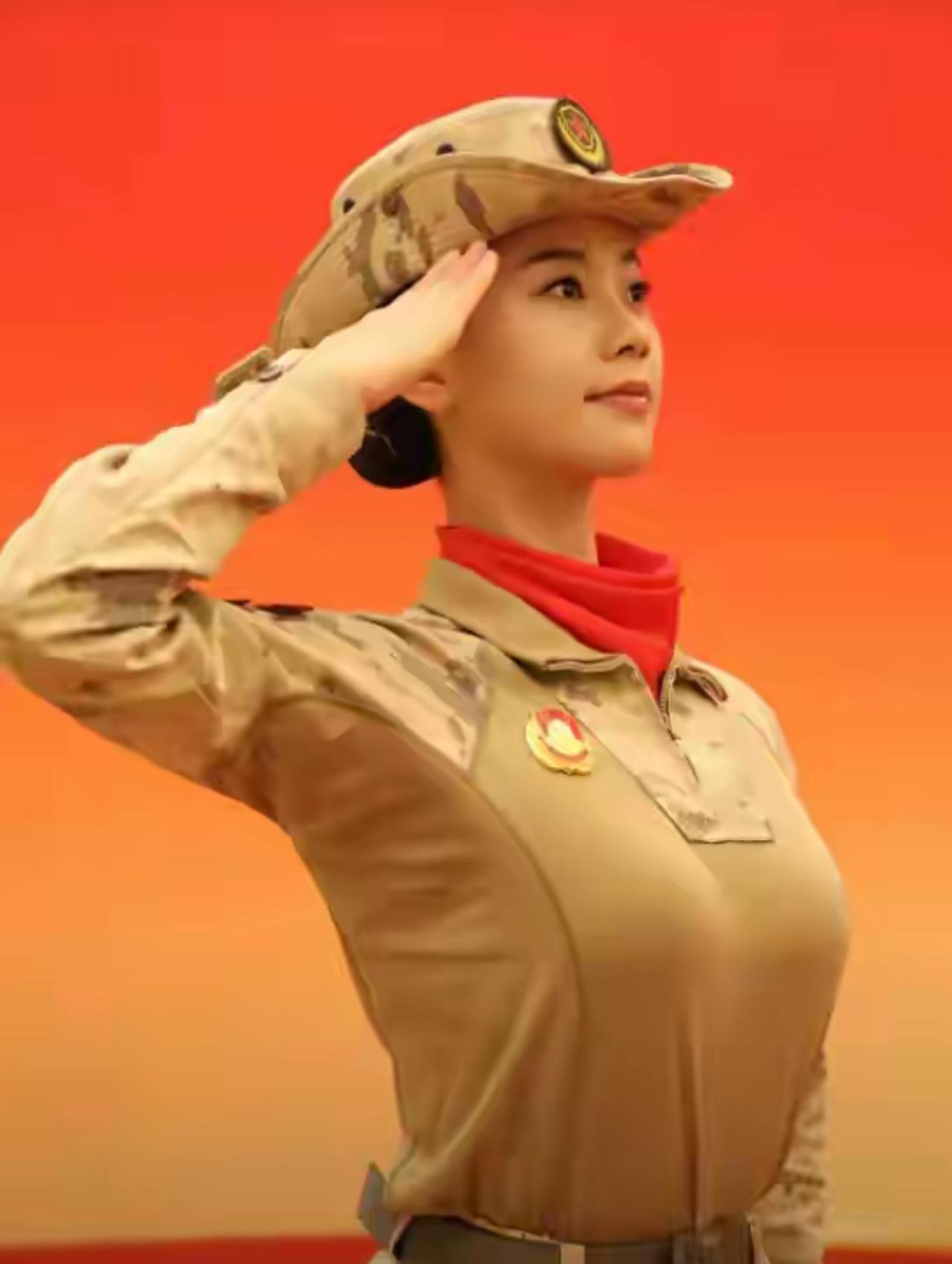 女民兵方队的这位队员一下红了，阅兵场上的她又美又飒，英气十足，长得一张国泰民安脸