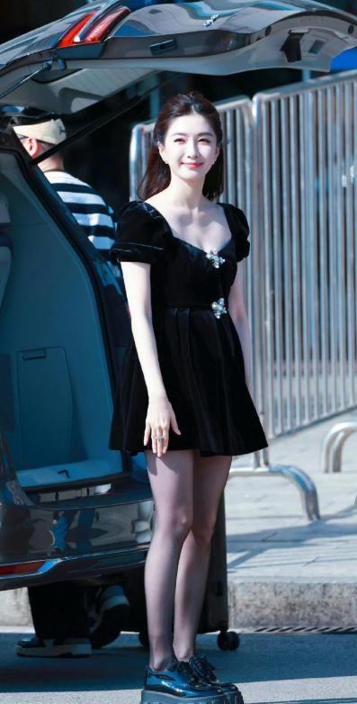 江疏影黑色短裙穿搭​​​，我感觉比戴眼镜的造型好多了