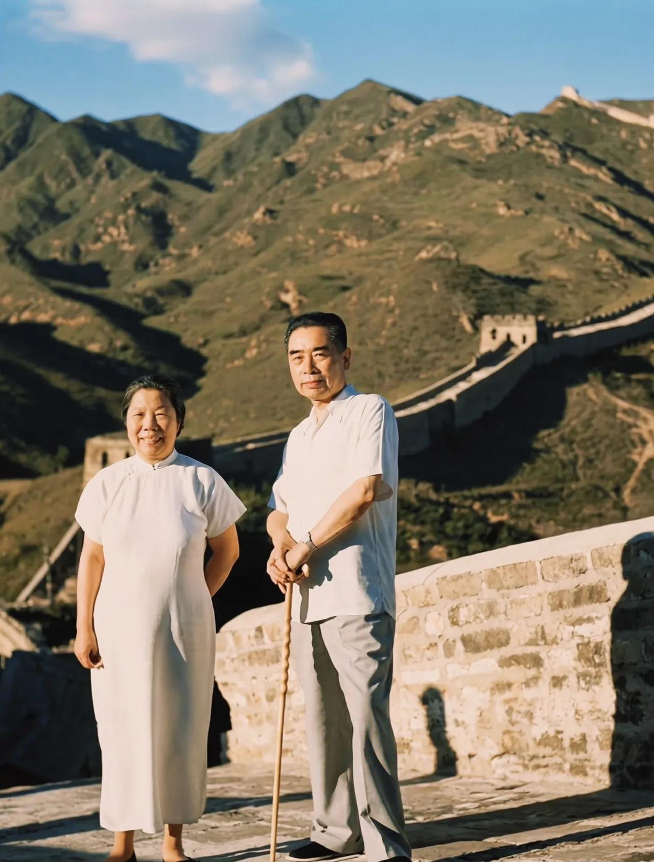 这是51岁的邓颖超和周总理在八达岭长城的真实合影，都看看吧，阳光明媚，微风徐徐，